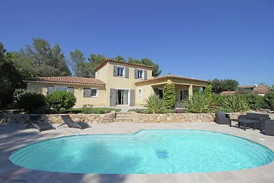 Villa lussureggiante con piscina privata