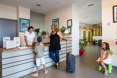 Studio mit Balkon oder Terrasse in Strandnähe