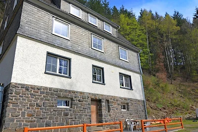 Idyllisches Ferienhaus im Wald in Liesen
