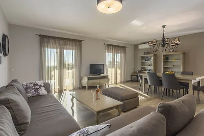 Villa in Kaštelir met zwembad