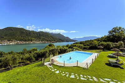 Lujosa casa de vacaciones con piscina en Salò