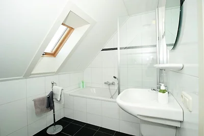 Haus mit Garten, in einem Wasser -reichen...