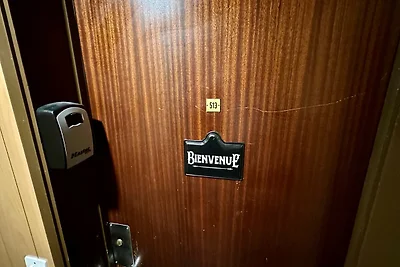 Alpenhütte in der Nähe der Forststraße