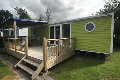 Buntes Chalet mit Veranda in Friesland