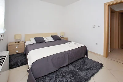 Sonnengeküsste Wohnung in Bibinje mit Garten