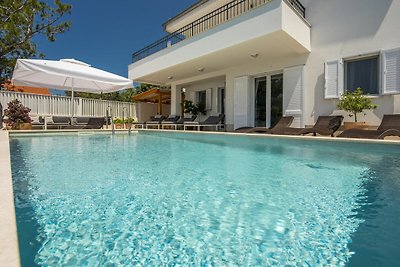 Moderna villa con piscina a Cherso