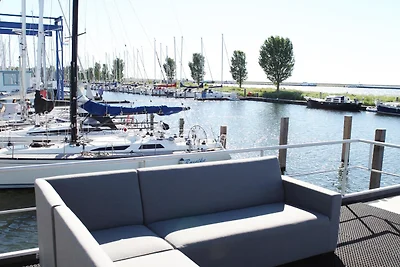 Drijvende lodge met terras in Lelystad