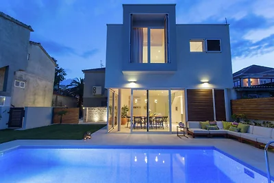 Luxuriöse Villa mit privatem Pool und Garten