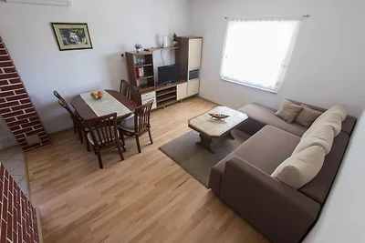 Wohnung in Starigrad Paklenica mit Terrasse