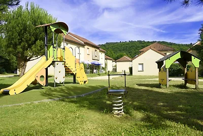 Casa colorata in una zona ricca di castelli a...