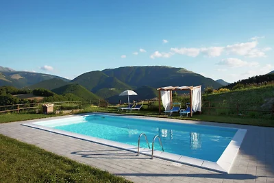 Geräumiger Bauernhof mit Swimmingpool in...