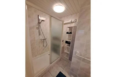 Helle Wohnung mit seitlichem Meerblick