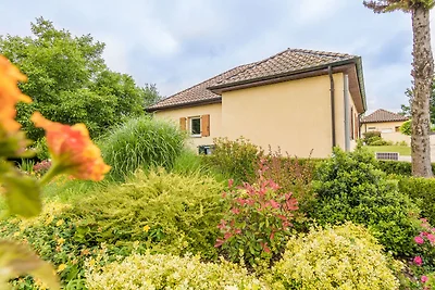 Casa con piscina nel parco di un castello