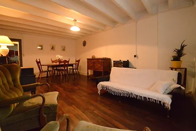 Geräumiges Ferienhaus in der Nähe des Waldes