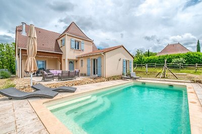 Quaint Villa in Aquitaine with Swimming Pool