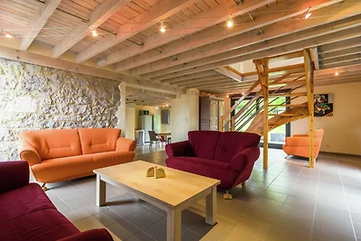 Casale ristrutturato con terrazzo e giardino