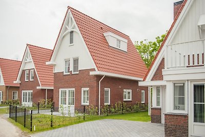 Luxe, statige villa met drie badkamers, 1 km.