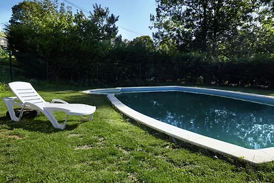 Spazioso palazzo a Nava con piscina