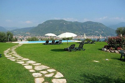 Lujosa casa de vacaciones con piscina en Salò