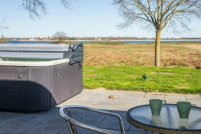 Rilassatevi con la vasca idromassaggio...