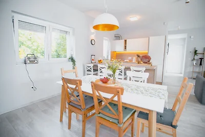 Schönes Ferienhaus in Lovinac mit Garten