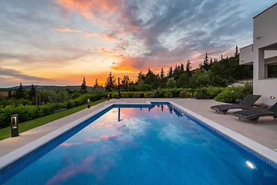 Luxusvilla mit Pool und Whirlpool