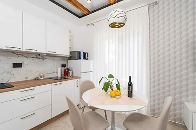 Appartement met ייn slaapkamer en balkon