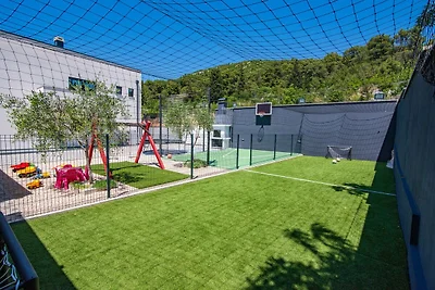 Luxusvilla mit Pool und Whirlpool