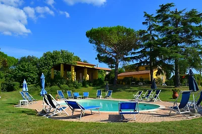 Pittoresco agriturismo con piscina a Vinci