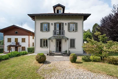 Einladende Villa in Lanzo d "Intelvi mit Bibl...