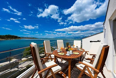 Moderne Villa in Nin mit Terrasse
