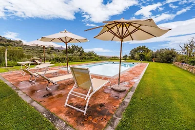 Accogliente villa con piscina privata a...