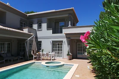 Luxuriöse Villa mit Pool in der Nähe