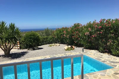Villa con piscina e ombrellone a Kirianna