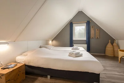 Strohgedeckte Villa mit Solarium, in einem...