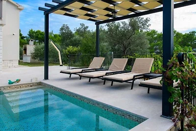 Blue Stone mit Pool und Garten