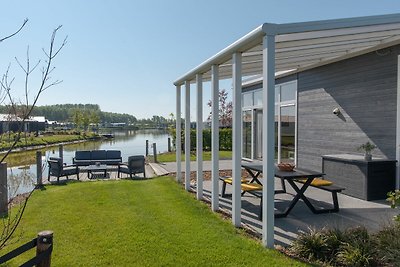 Schönes Chalet am Wasser, in einem Ferienpark