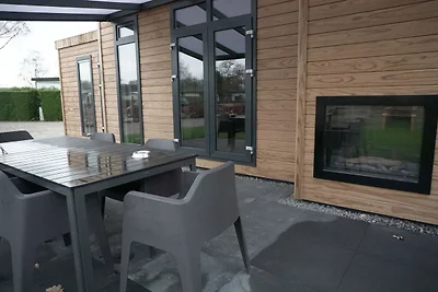 Chalet mit einem dekorativen Kamin