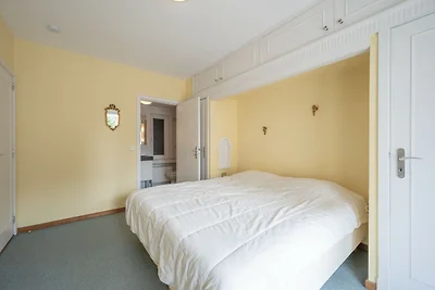 Modernes Apartment mit seitlichem Meerblick