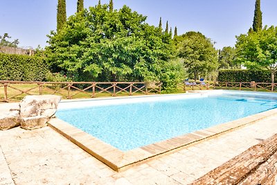 Agriturismo with swimming pool, quiet valley,...