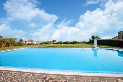 Moderna casa vacanze con piscina a Moniga del...