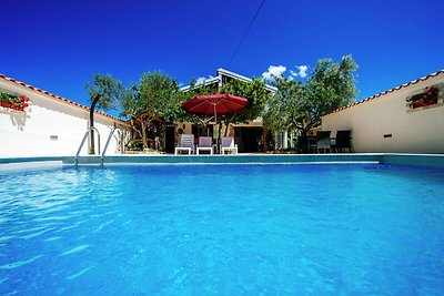 Accogliente casa vacanze con piscina a Zara