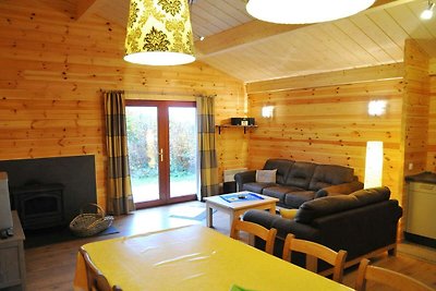 Modernes Chalet mit Kaminofen im Wald gelegen