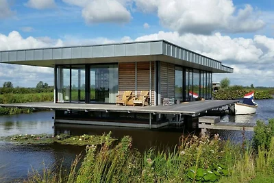 Woonboot in Goengahuizen met sauna