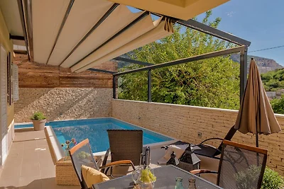 Geräumige Villa in Žrnovnica mit Swimmingpool