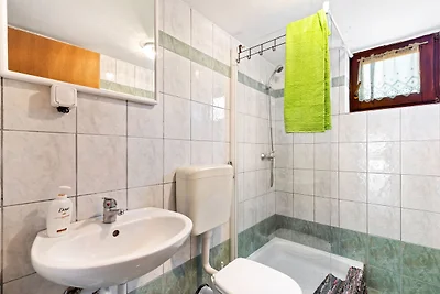 Schöne Ferienwohnung in Jasenice in Meernähe