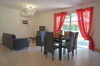 Moderne Villa mit Swimmingpool in Montauroux