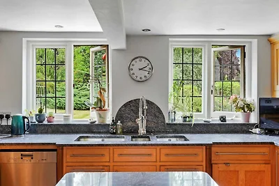 Pet-Friendly Holiday Home with Scenic Views, ...