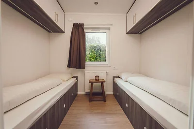 Modernes Ferienhaus mit hölzernem Whirlpool