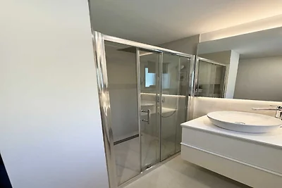 Spazioso appartamento in villa con vista mare